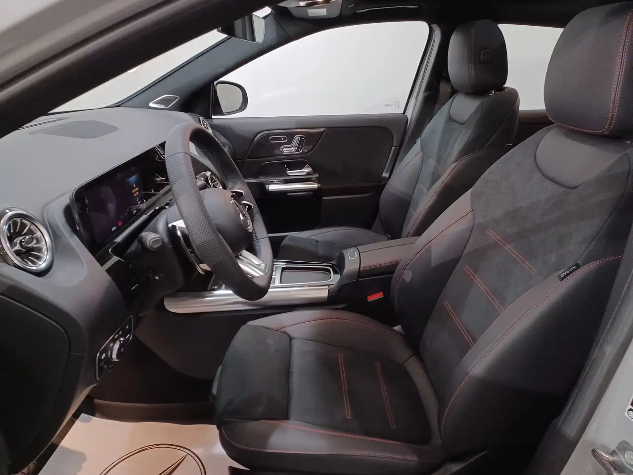 Mercedes-Benz GLA снимка Mercedes-Benz GLA