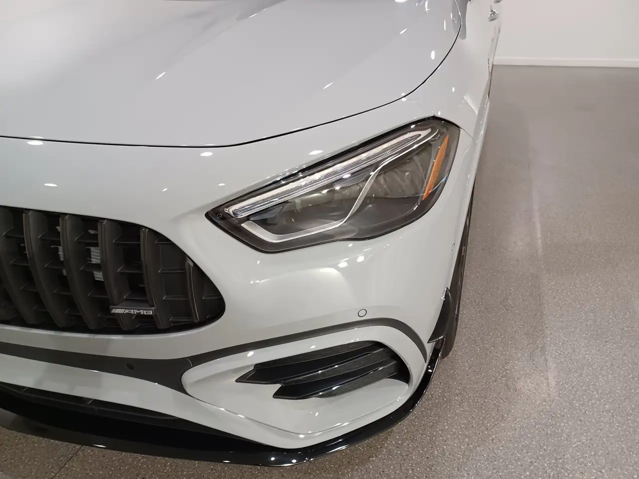 Mercedes-Benz GLA снимка Mercedes-Benz GLA