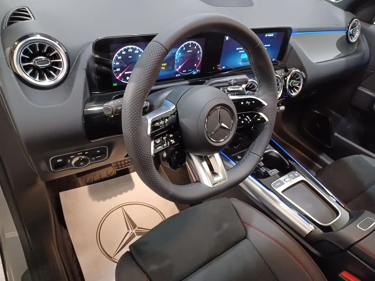 Mercedes-Benz GLA снимка Mercedes-Benz GLA