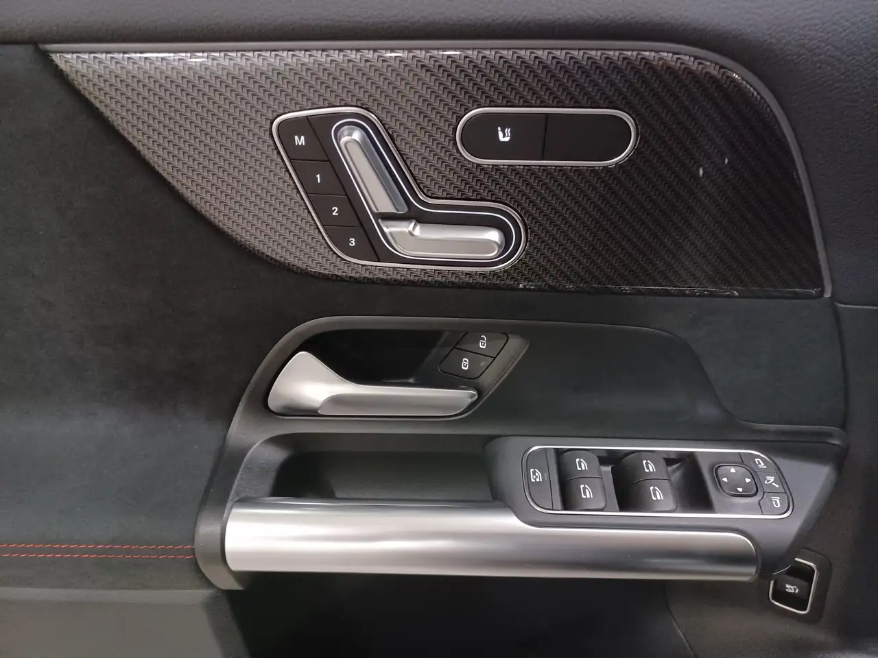 Mercedes-Benz GLA снимка Mercedes-Benz GLA