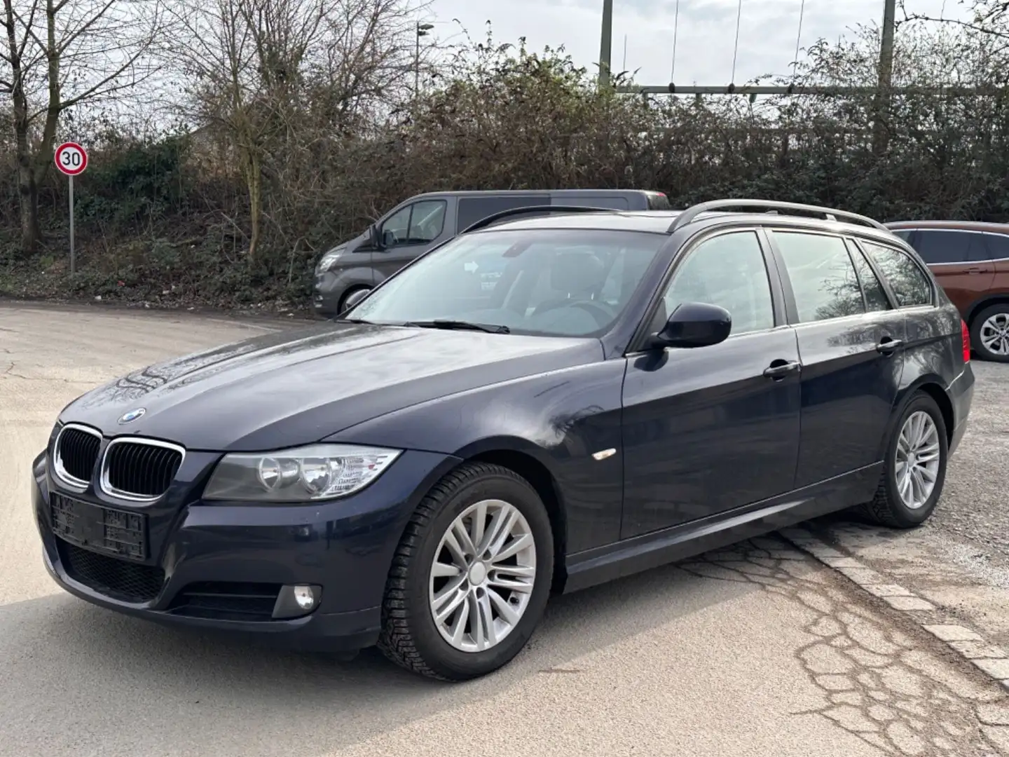 BMW 320 d Automatik Navi/Panorama Blau - 2