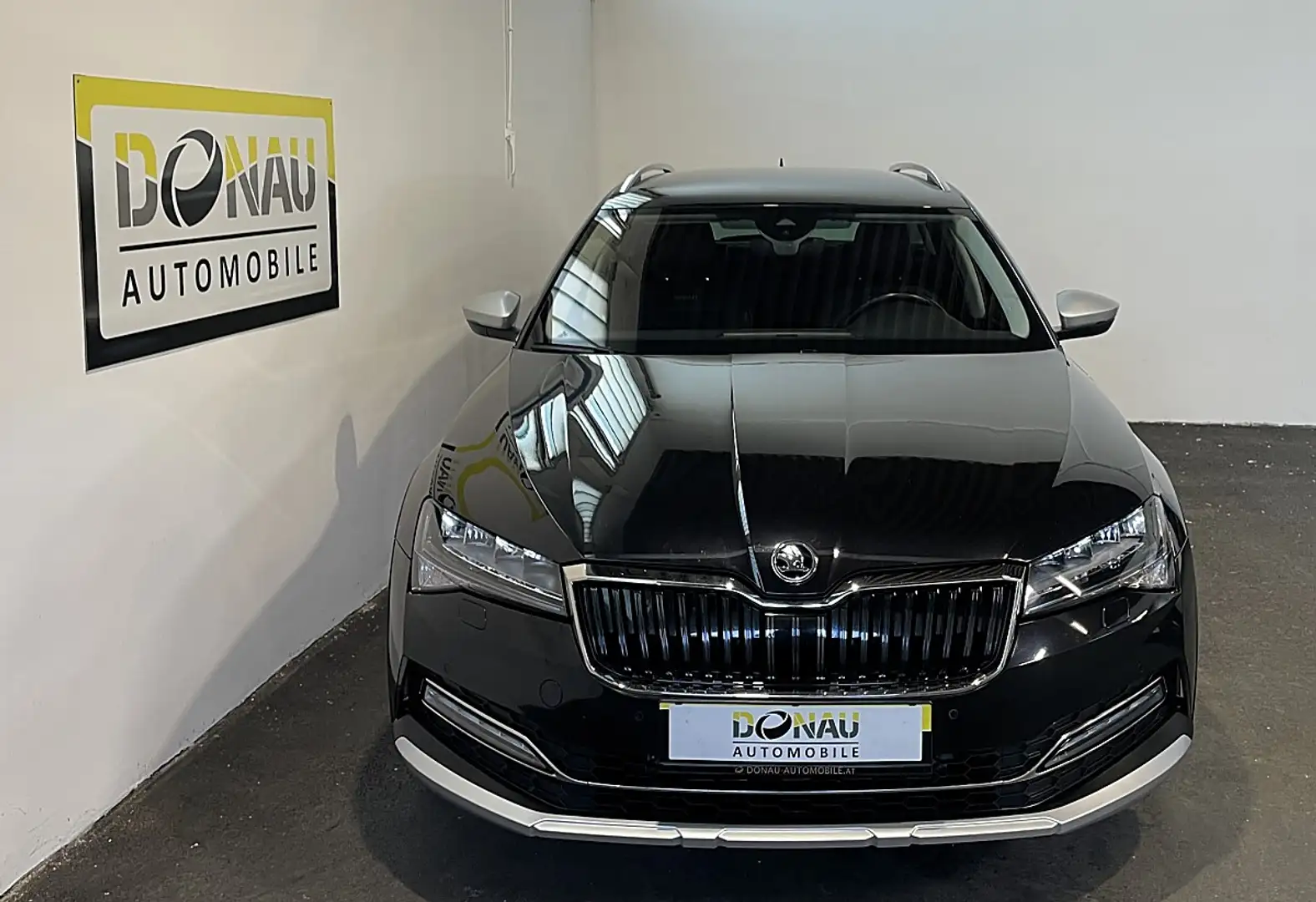 Skoda Superb Kombi 2,0 TDI 4x4 Scout DSG * ACC * Leder/Alcan... Schwarz - 2