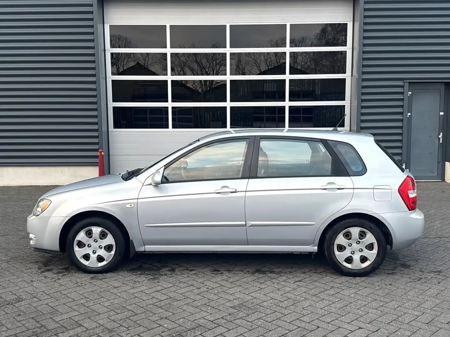 Kia Cerato 1.6-16V LX, airco, trekhaak Grau - 2