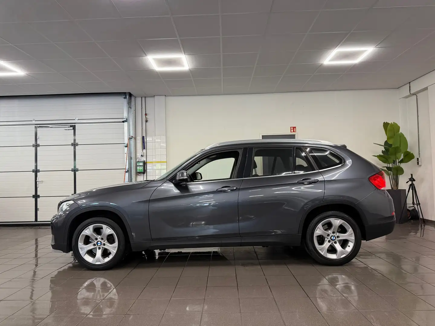BMW X1 SDrive20i Limited Series * Automaat / Navigatie / Grijs - 2
