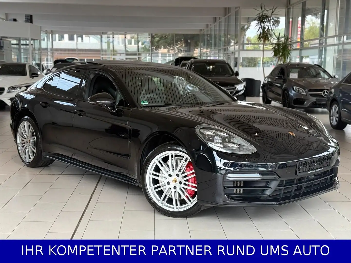 Porsche Panamera GTS Schwarz - 1