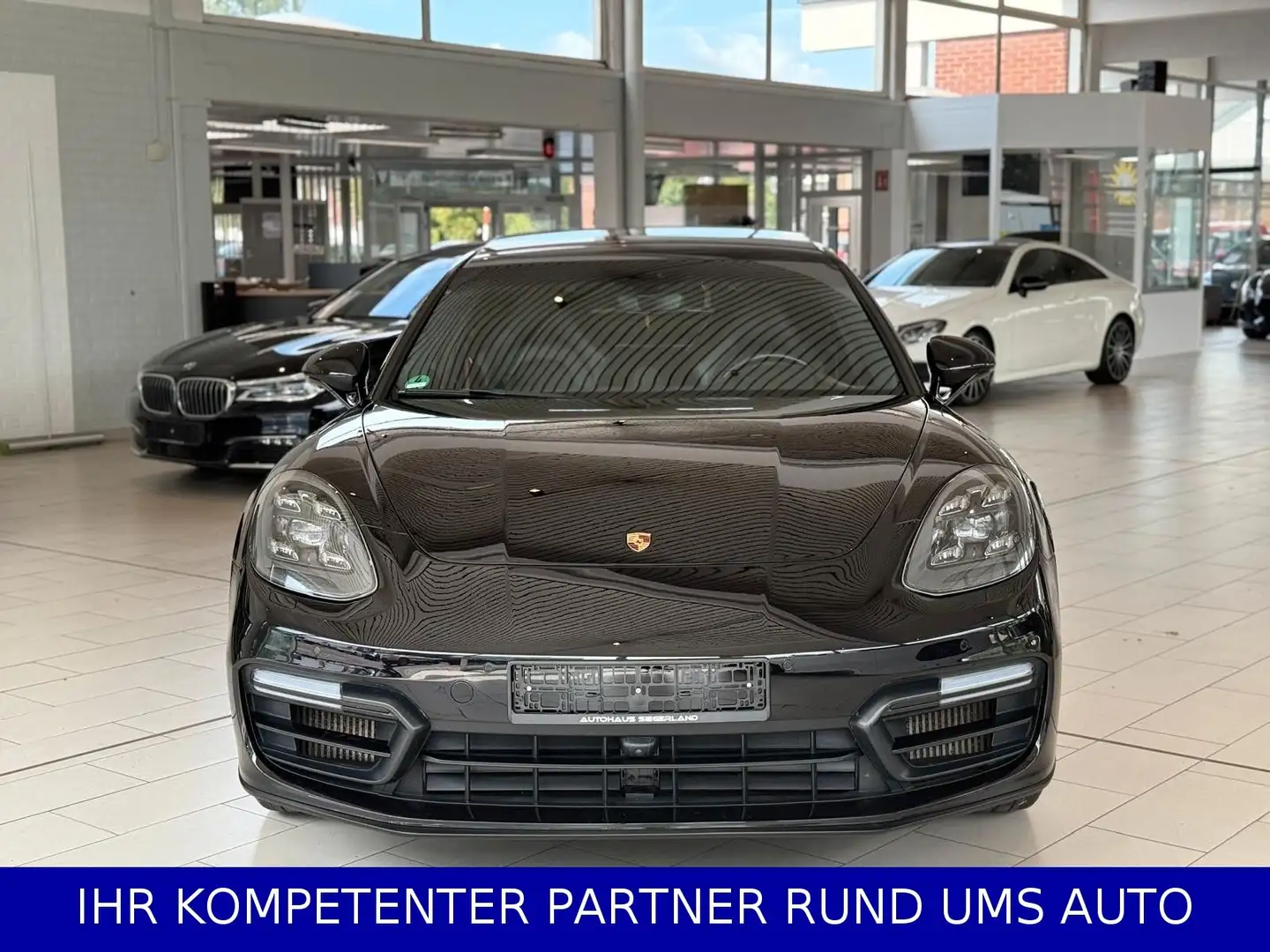 Porsche Panamera GTS Schwarz - 2