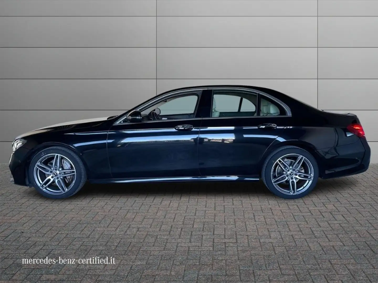 Mercedes-Benz E 220 - E 220 d 4Matic Auto Premium Zwart - 2