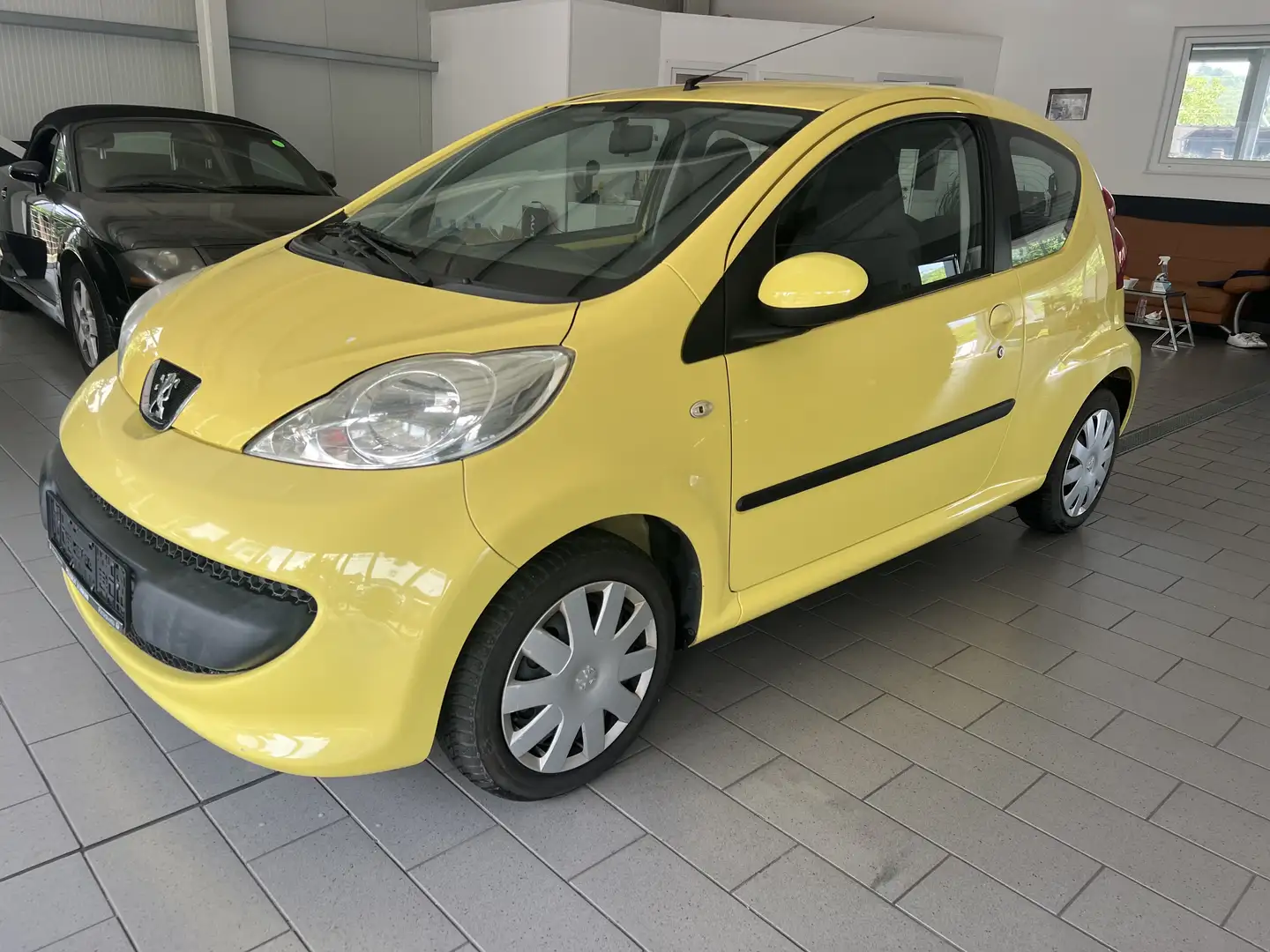 Peugeot 107 Filou Geel - 1