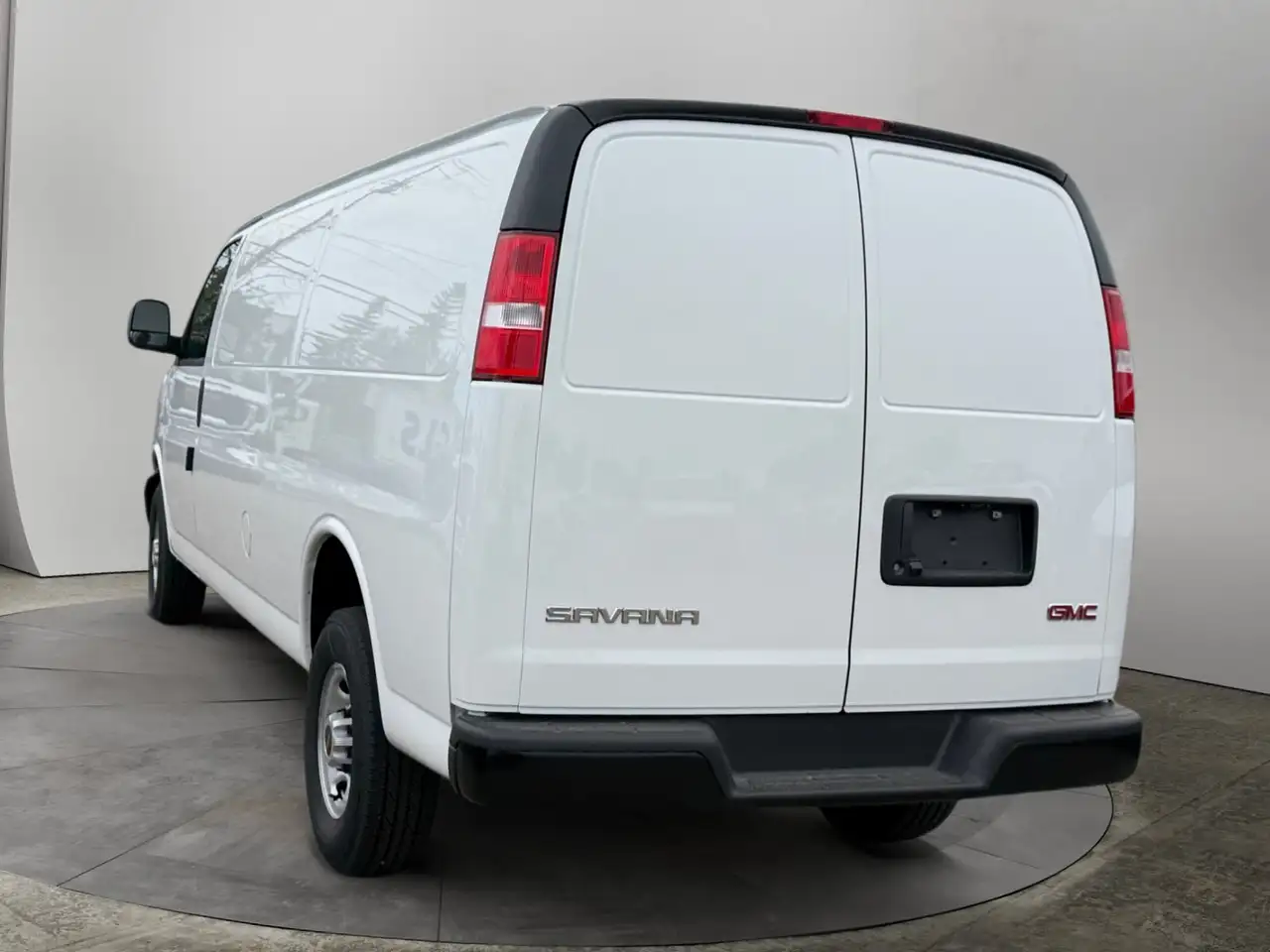 GMC Savana снимка GMC Savana