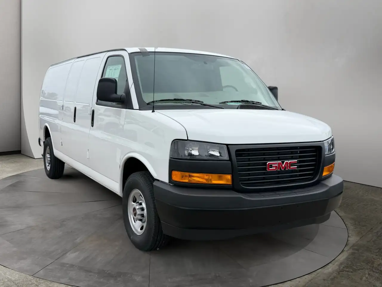 GMC Savana снимка GMC Savana