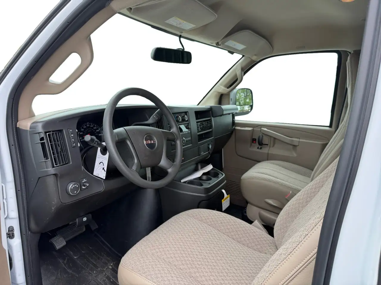 GMC Savana снимка GMC Savana