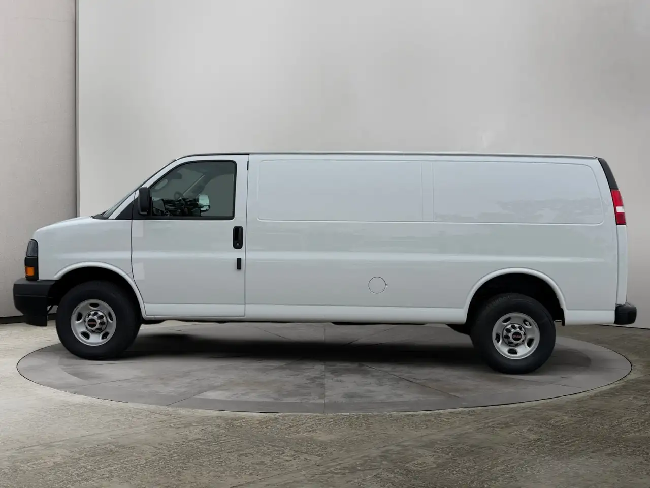 GMC Savana снимка GMC Savana