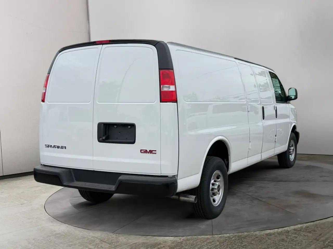 GMC Savana снимка GMC Savana