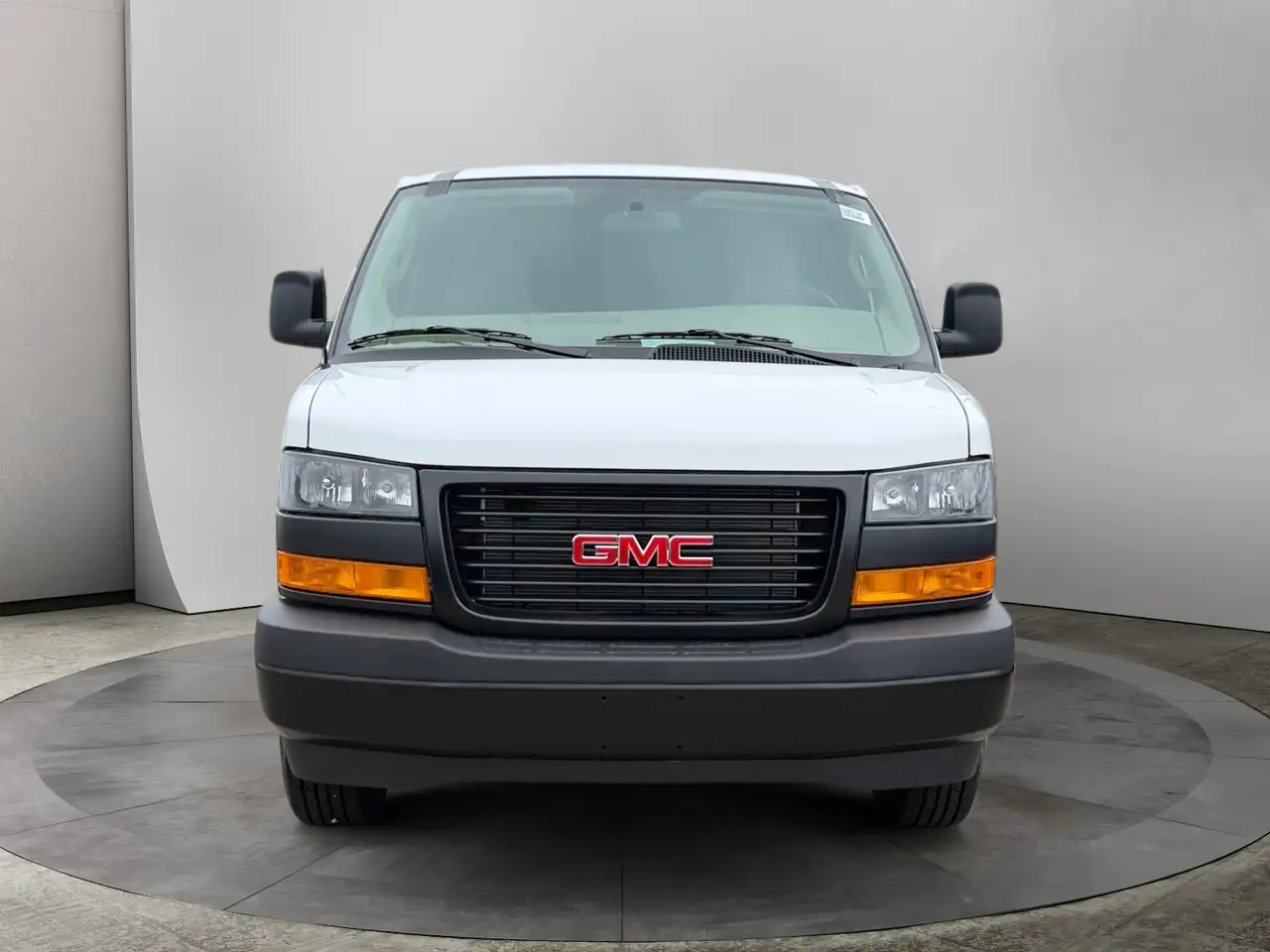 GMC Savana снимка GMC Savana