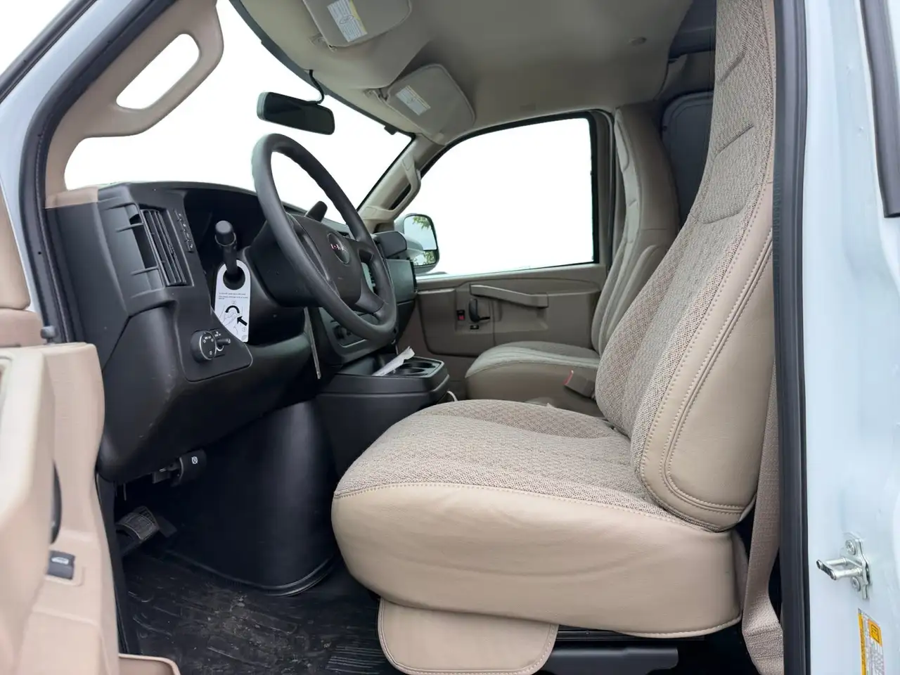 GMC Savana снимка GMC Savana