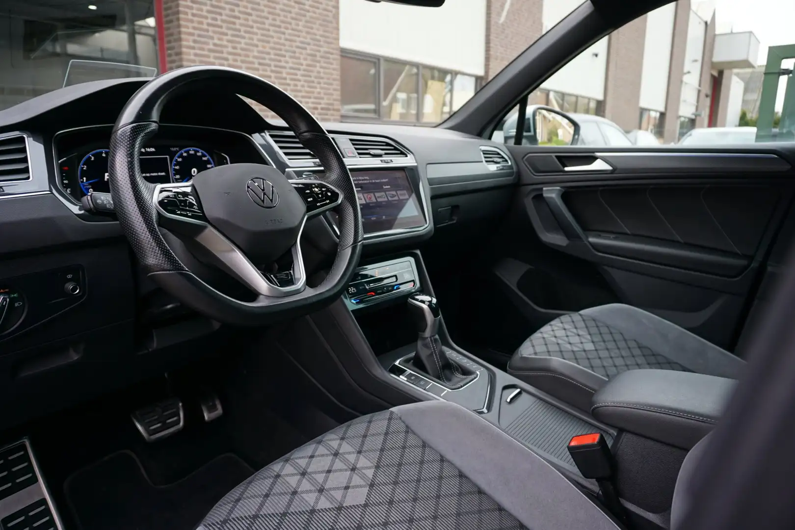 Volkswagen Tiguan 1.5 TSI R-Line Black Style|Trekhaak|HUD|Discover P Grau - 2