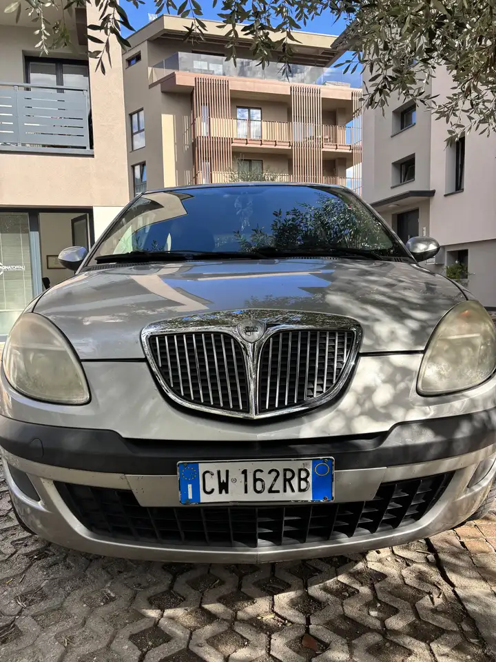 Lancia Ypsilon 1.2 8v Argento — photo 1 of 15