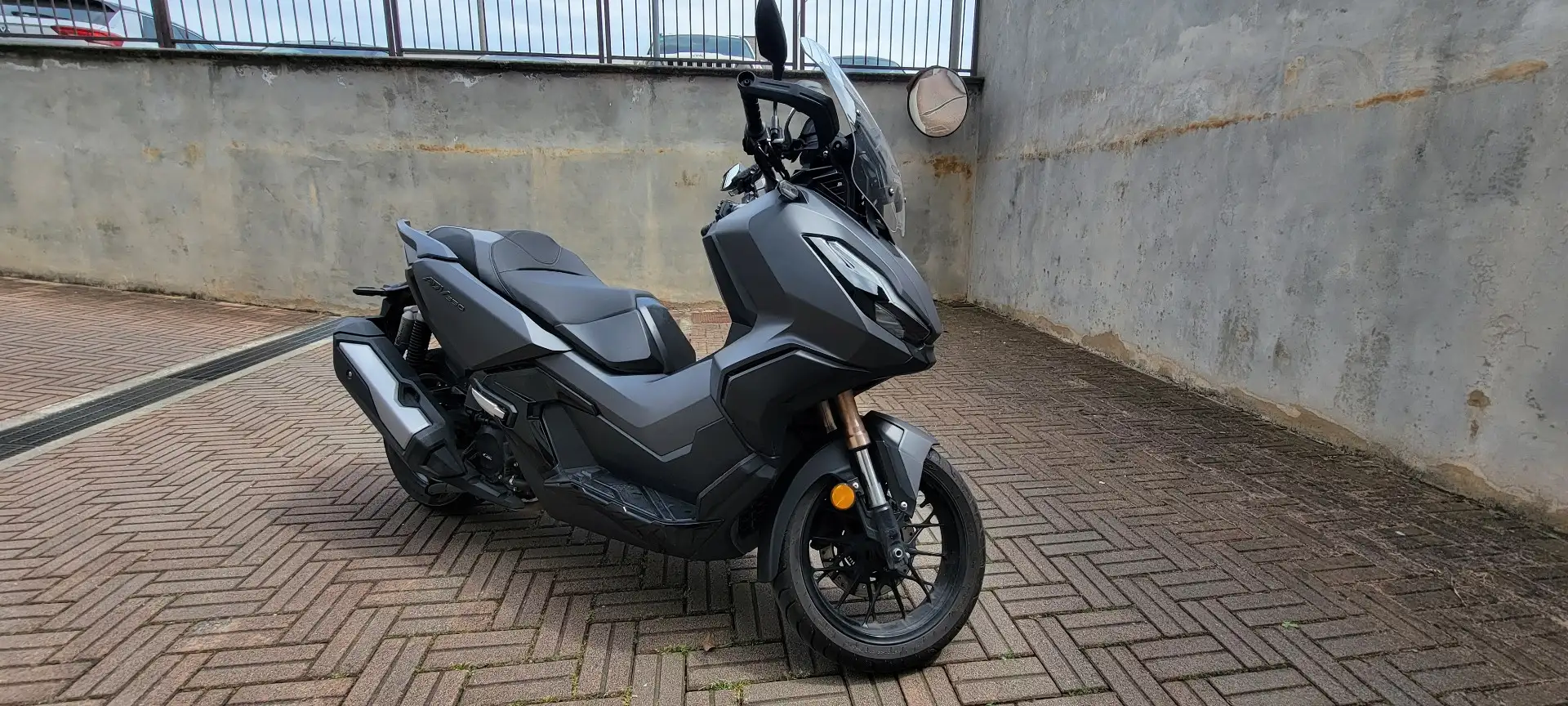 Honda ADV 350 Black - 1