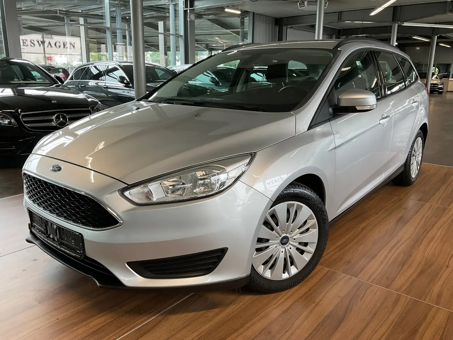 Ford Focus Focus 1.5 TDCI Turnier PDC/NAVI/KLIMA/BLUETOOTH Silber - 1