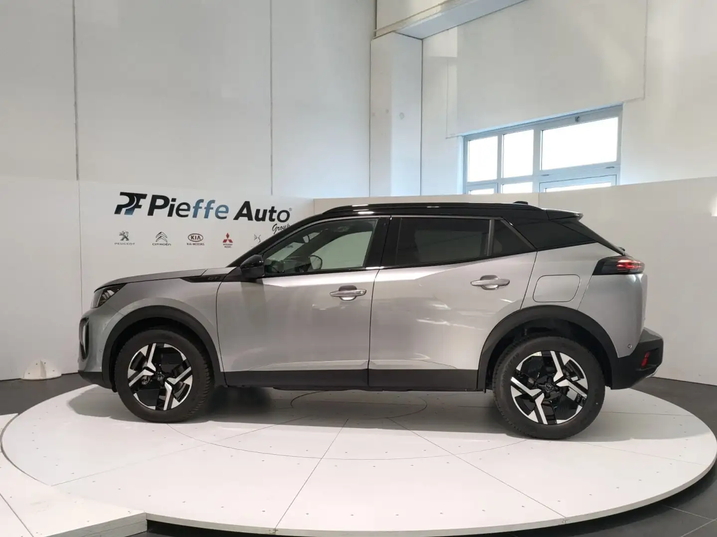 Peugeot 2008 GT Hybrid 136 e-DCS6 Grigio - 2