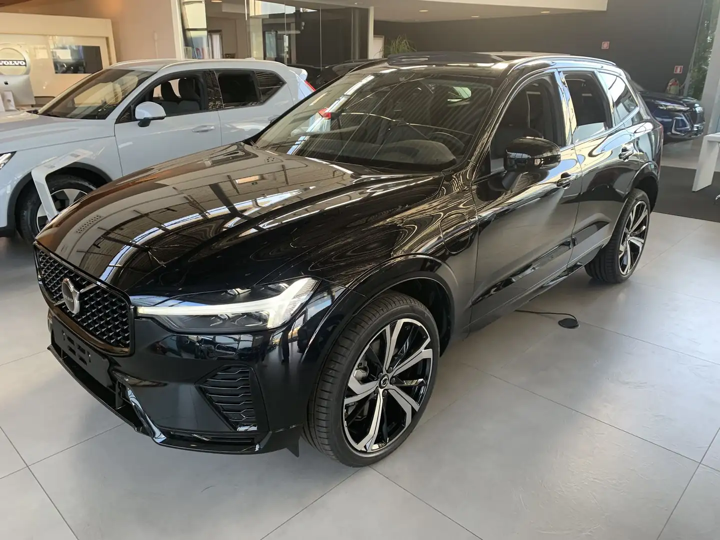 Volvo XC60 T6 Plug-in hybrid AWD automatico Plus Dark Noir - 1