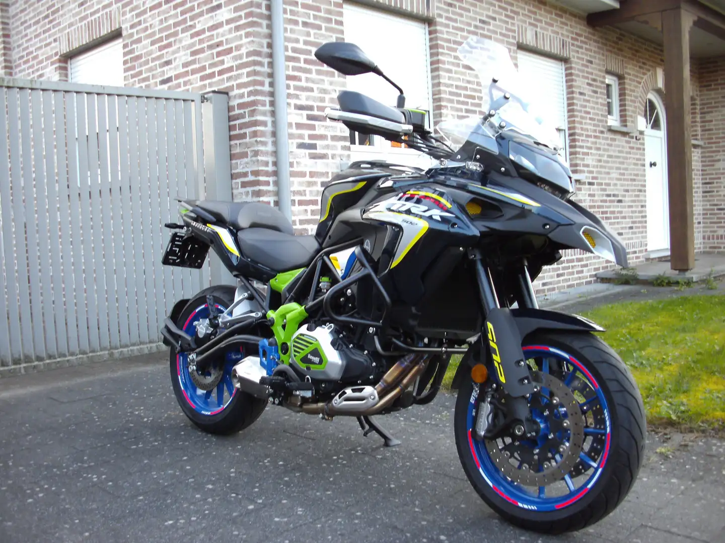 Benelli TRK 502 in nieuwstaat met amper 530km Zwart - 1