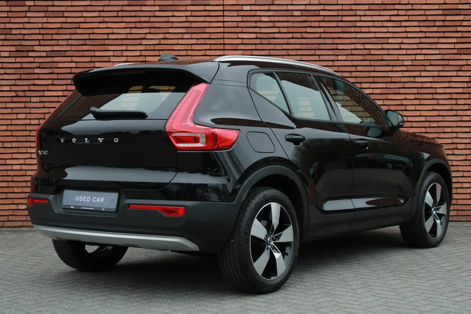 Volvo XC40 T4 Automaat Momentum Pro | Verwarmbare Voor- En Ac Negro - 2