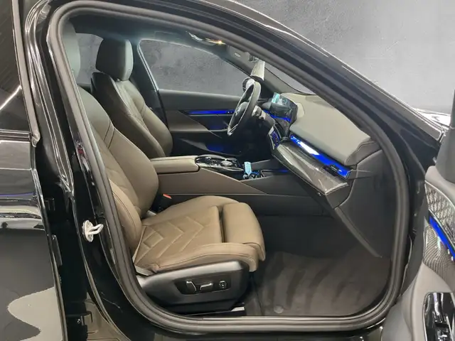 BMW 5 Series view 11
