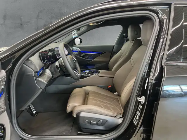 BMW 5 Series view 8