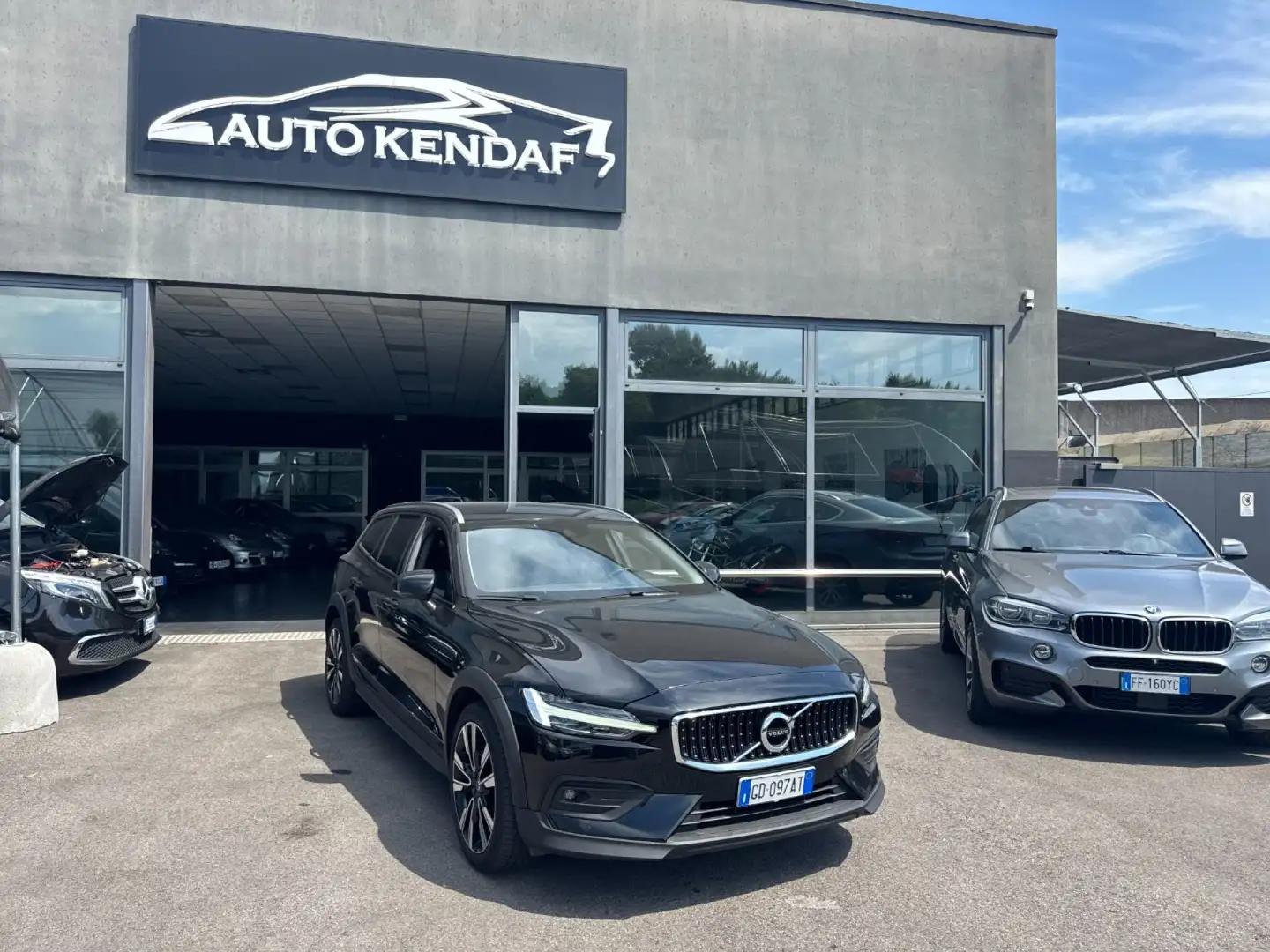 Volvo V60 Cross Country B5 AWD Geartronic Business Pro MY 21 Noir - 1