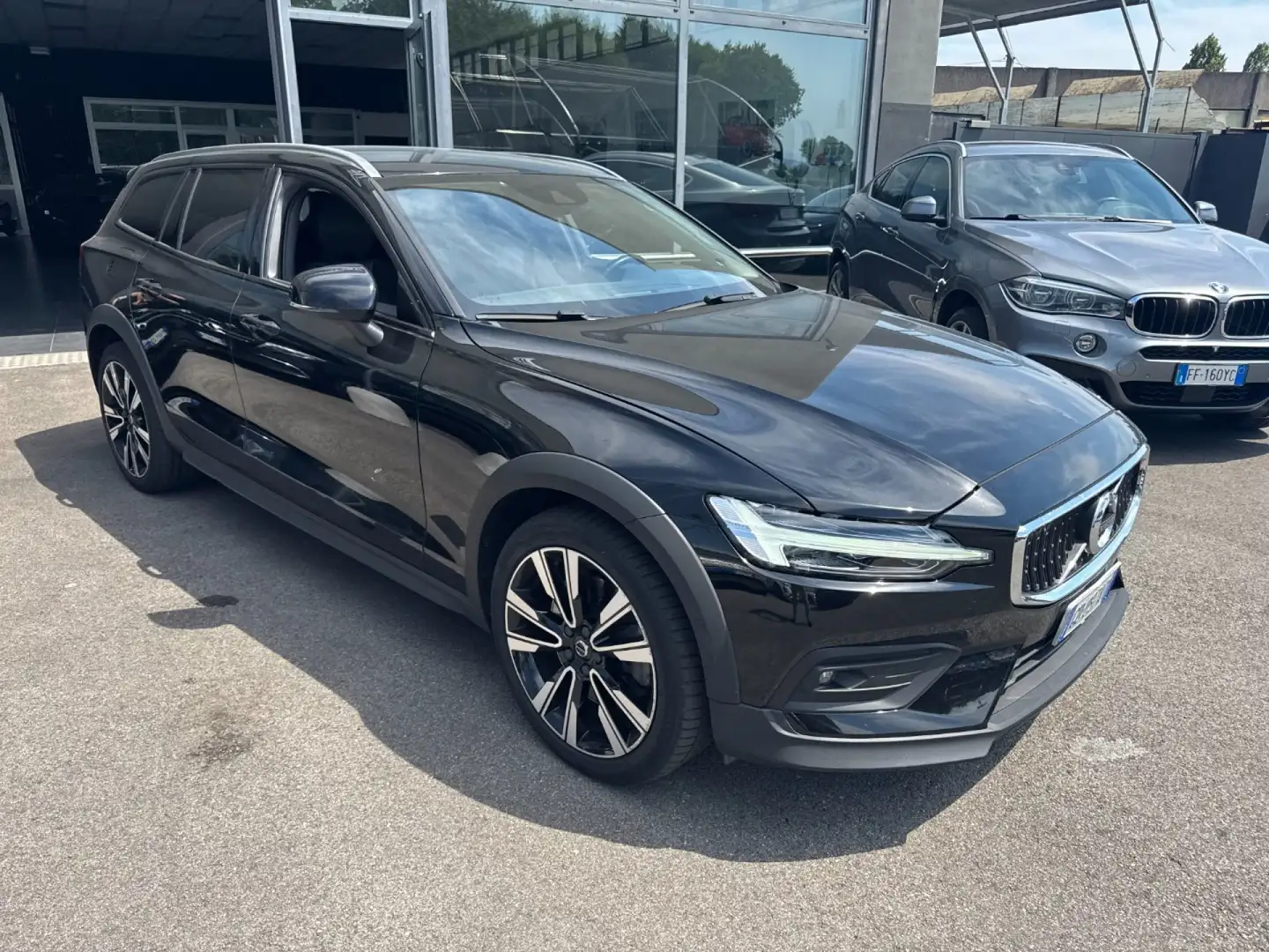 Volvo V60 Cross Country B5 AWD Geartronic Business Pro MY 21 Noir - 2