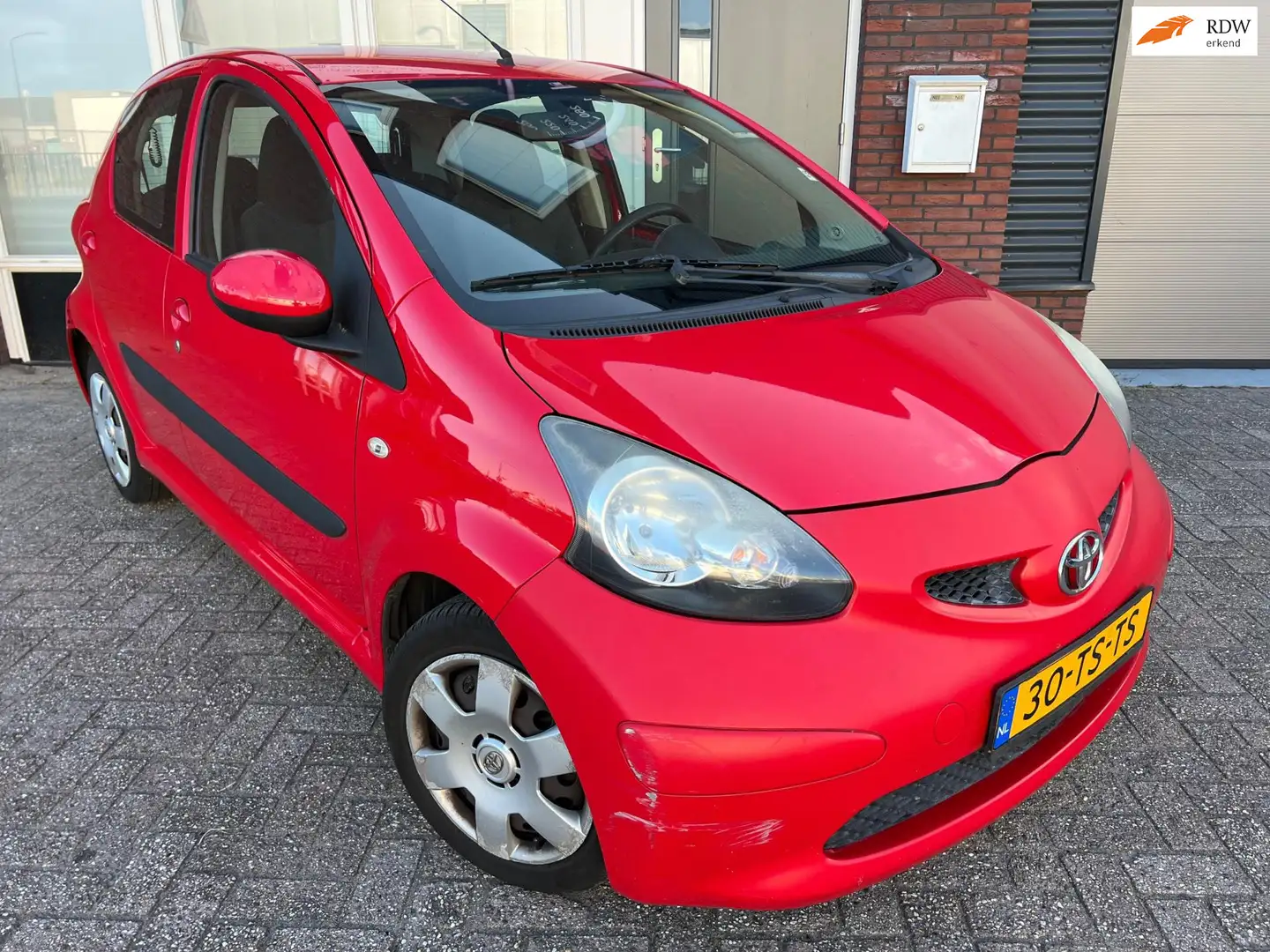 Toyota Aygo 1.0-12V + / 5DRS / Airco / NAP Rood - 1