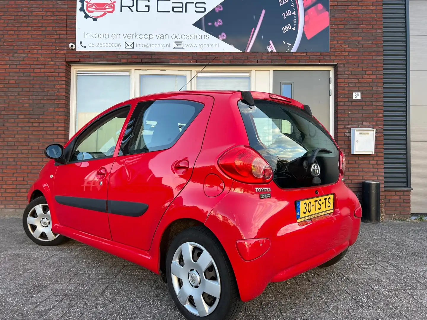 Toyota Aygo 1.0-12V + / 5DRS / Airco / NAP Rood - 2