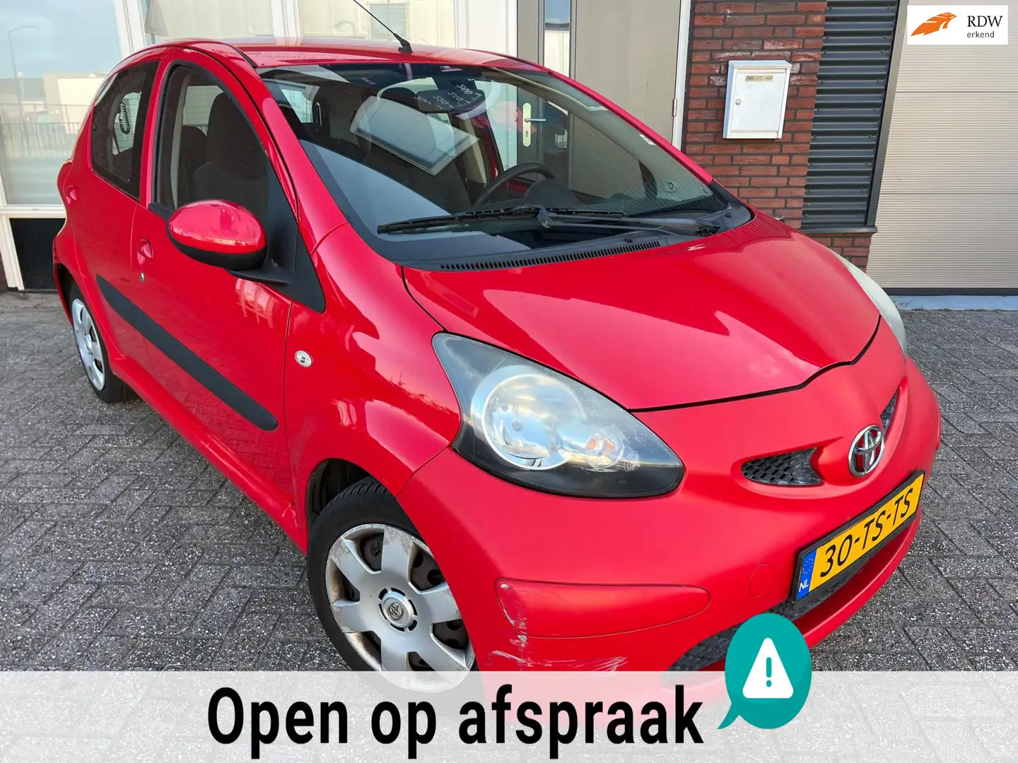 Toyota Aygo 1.0-12V + / 5DRS / Airco / NAP Rood - 1