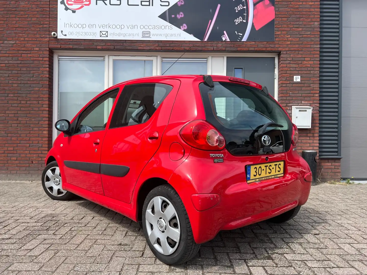 Toyota Aygo 1.0-12V + / 5DRS / Airco / NAP Rojo - 2