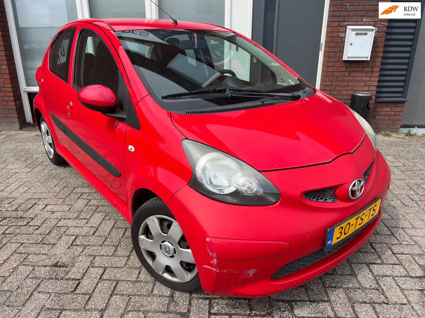 Toyota Aygo 1.0-12V + / 5DRS / Airco / NAP Rojo - 1
