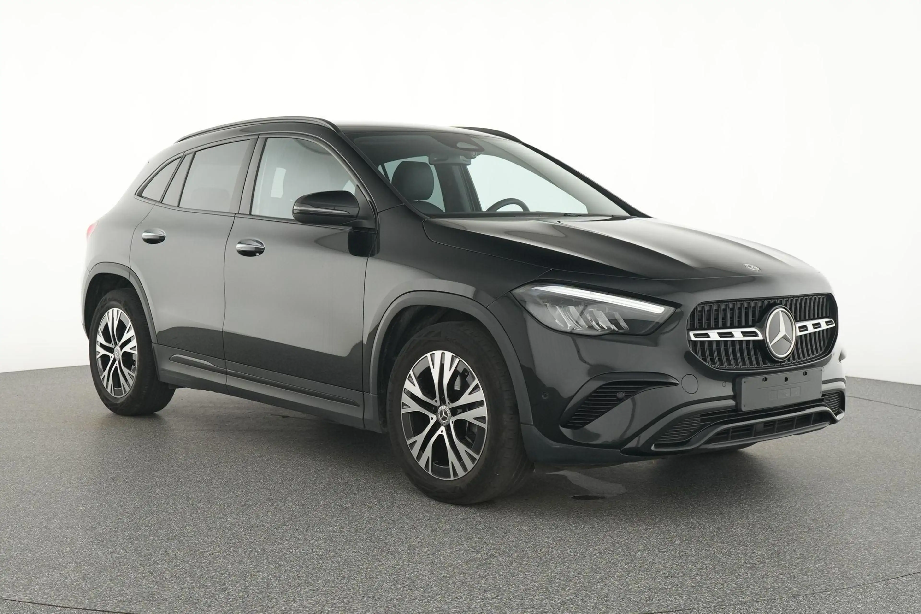 Mercedes-Benz GLA 180 d Luxury Line — photo 2