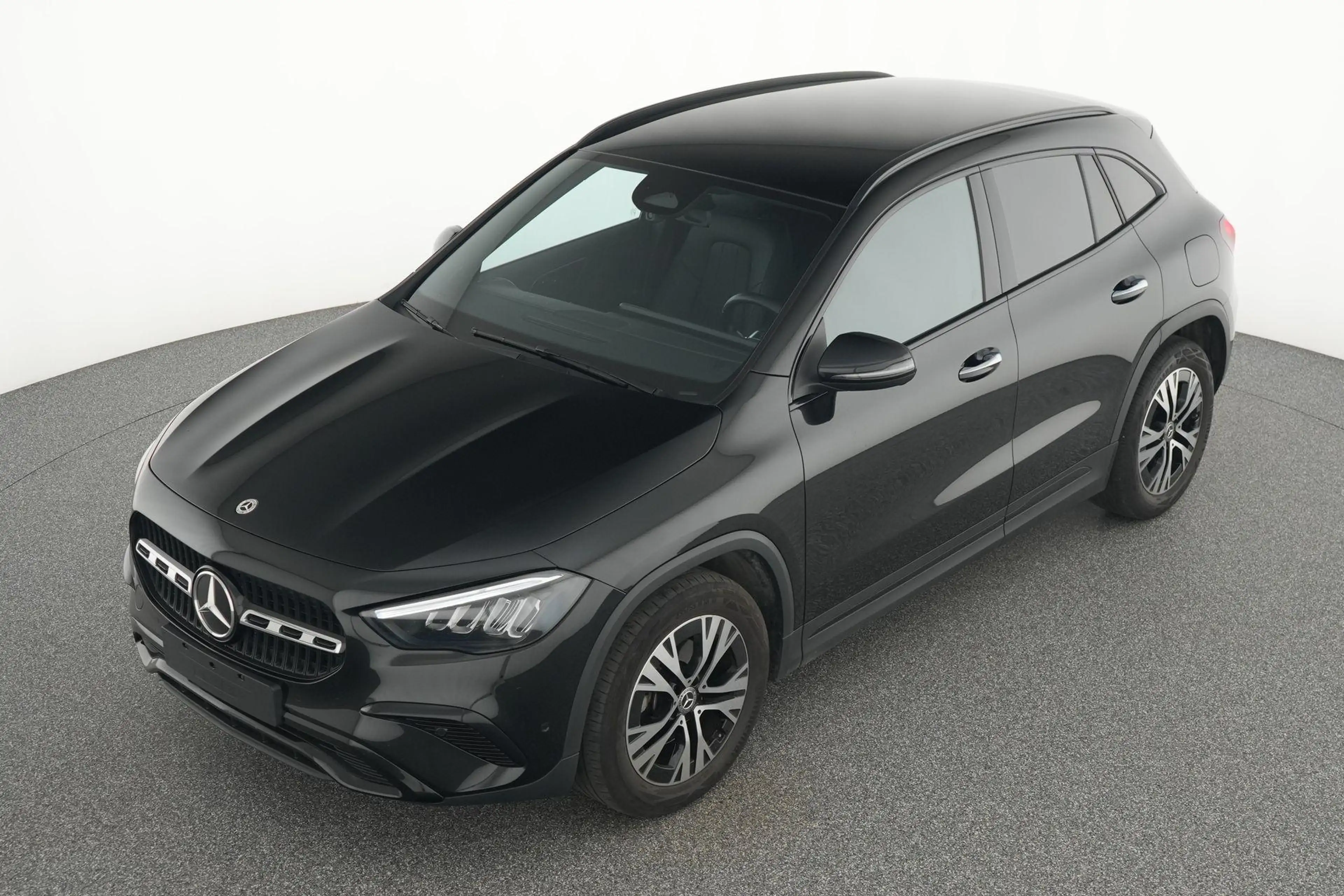 Mercedes-Benz GLA 180 d Luxury Line — photo 11