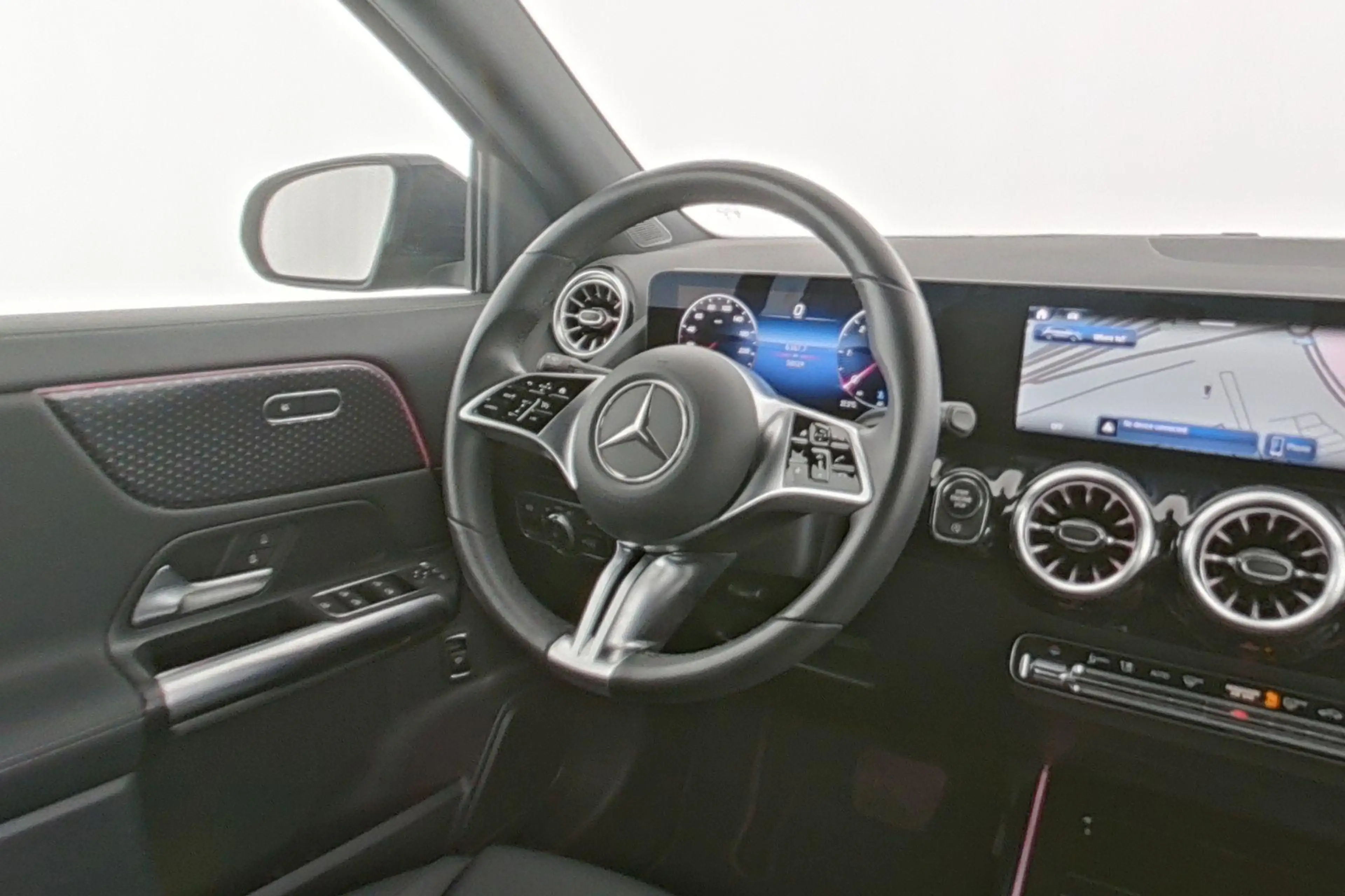 Mercedes-Benz GLA 180 d Luxury Line — photo 13