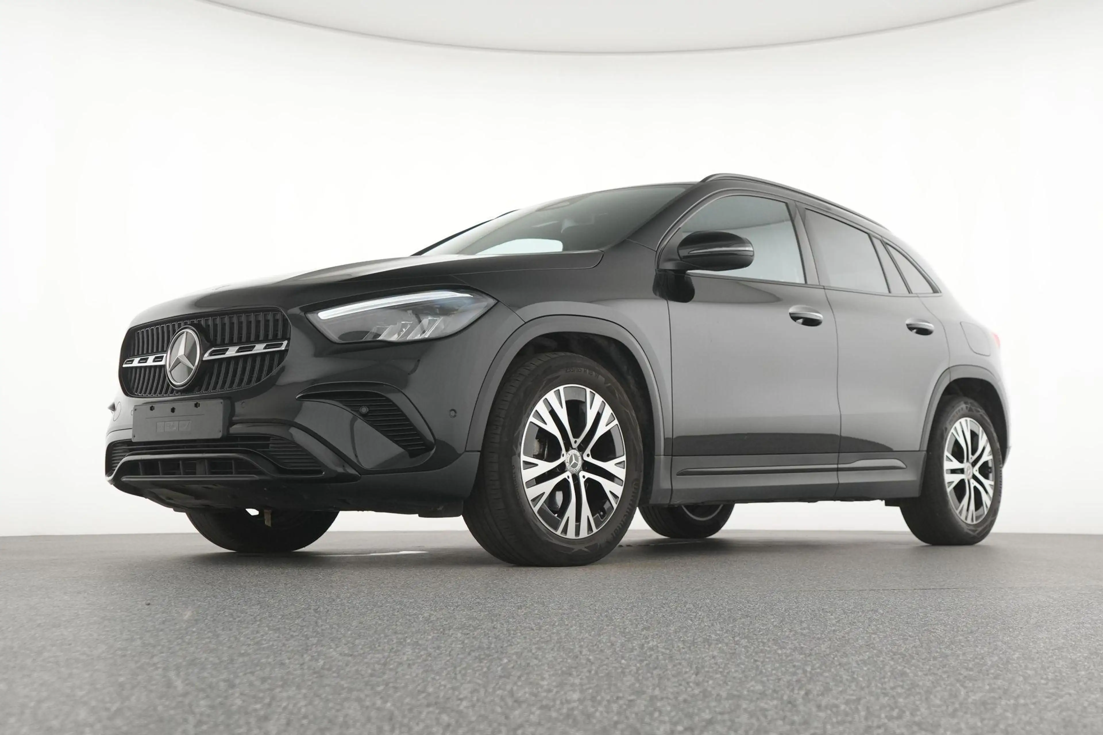 Mercedes-Benz GLA 180 d Luxury Line — photo 10