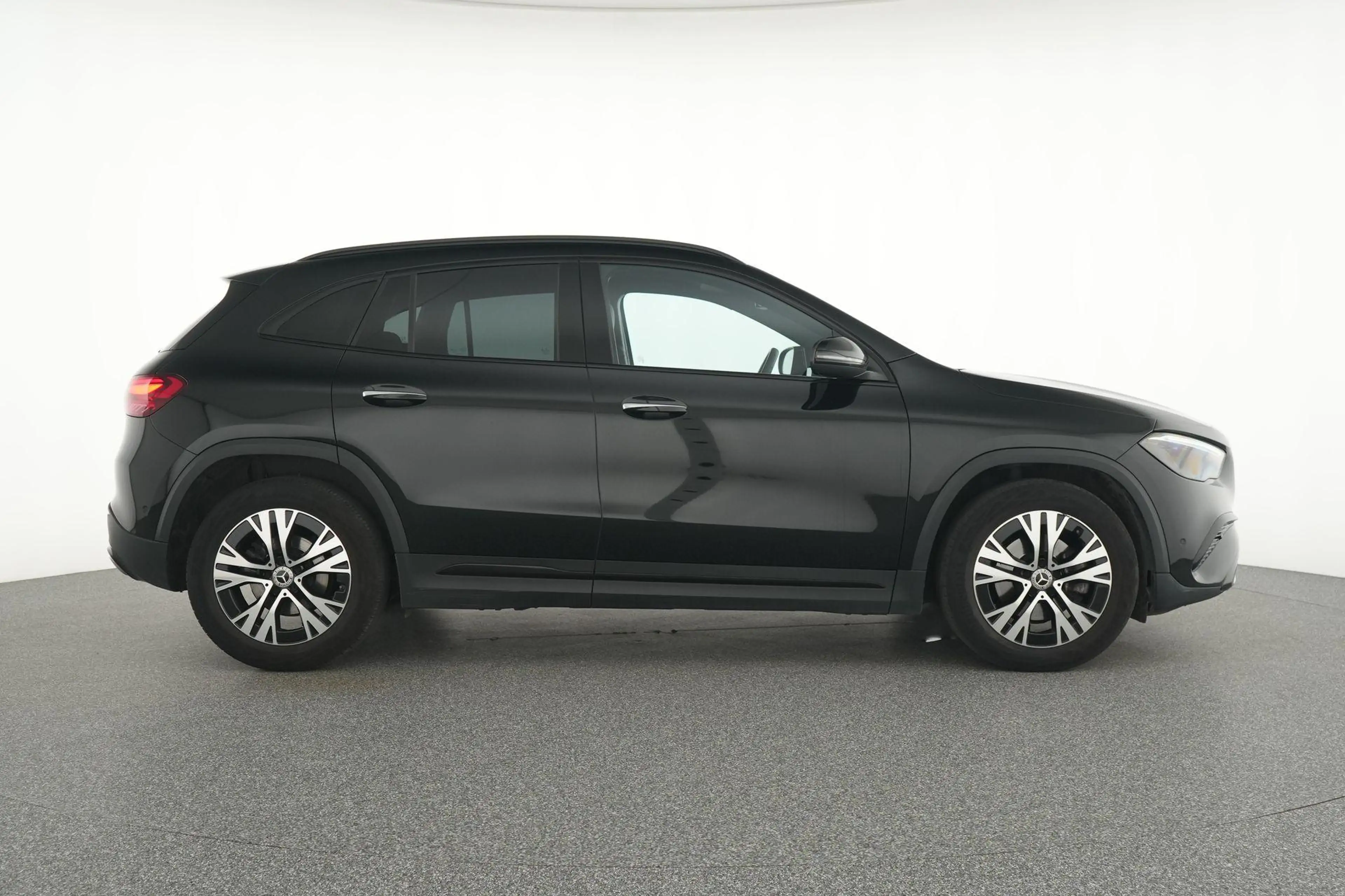 Mercedes-Benz GLA 180 d Luxury Line — photo 9
