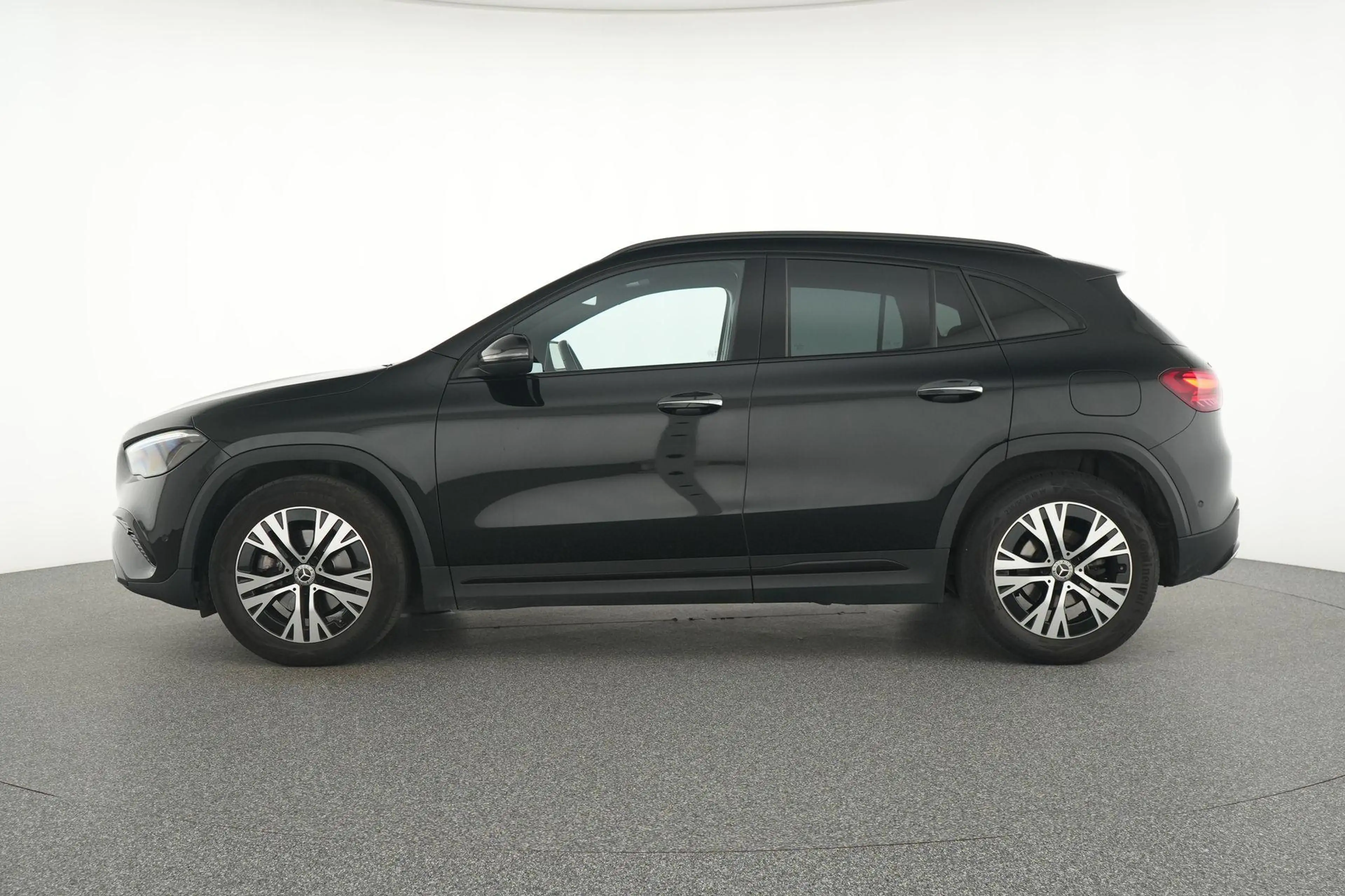 Mercedes-Benz GLA 180 d Luxury Line — photo 8