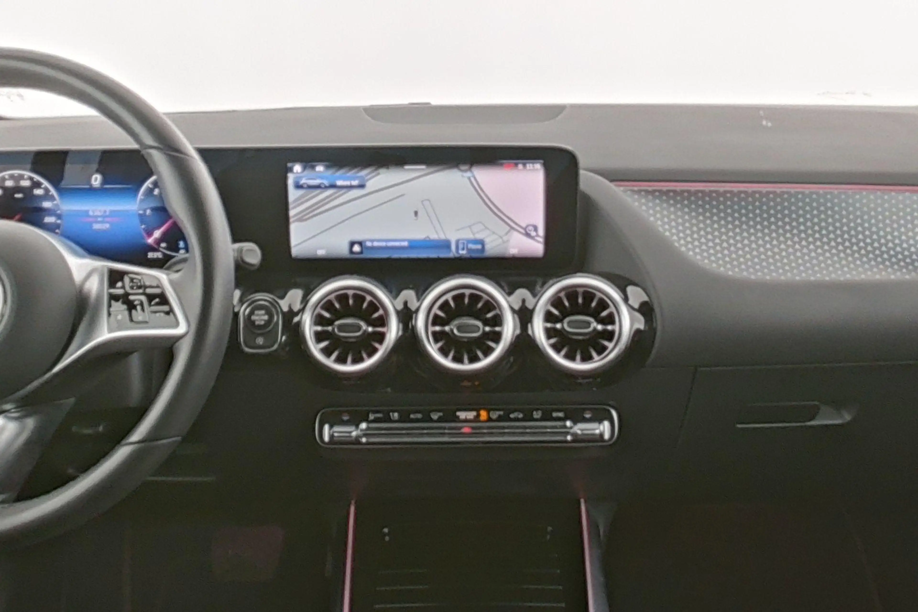 Mercedes-Benz GLA 180 d Luxury Line — photo 15