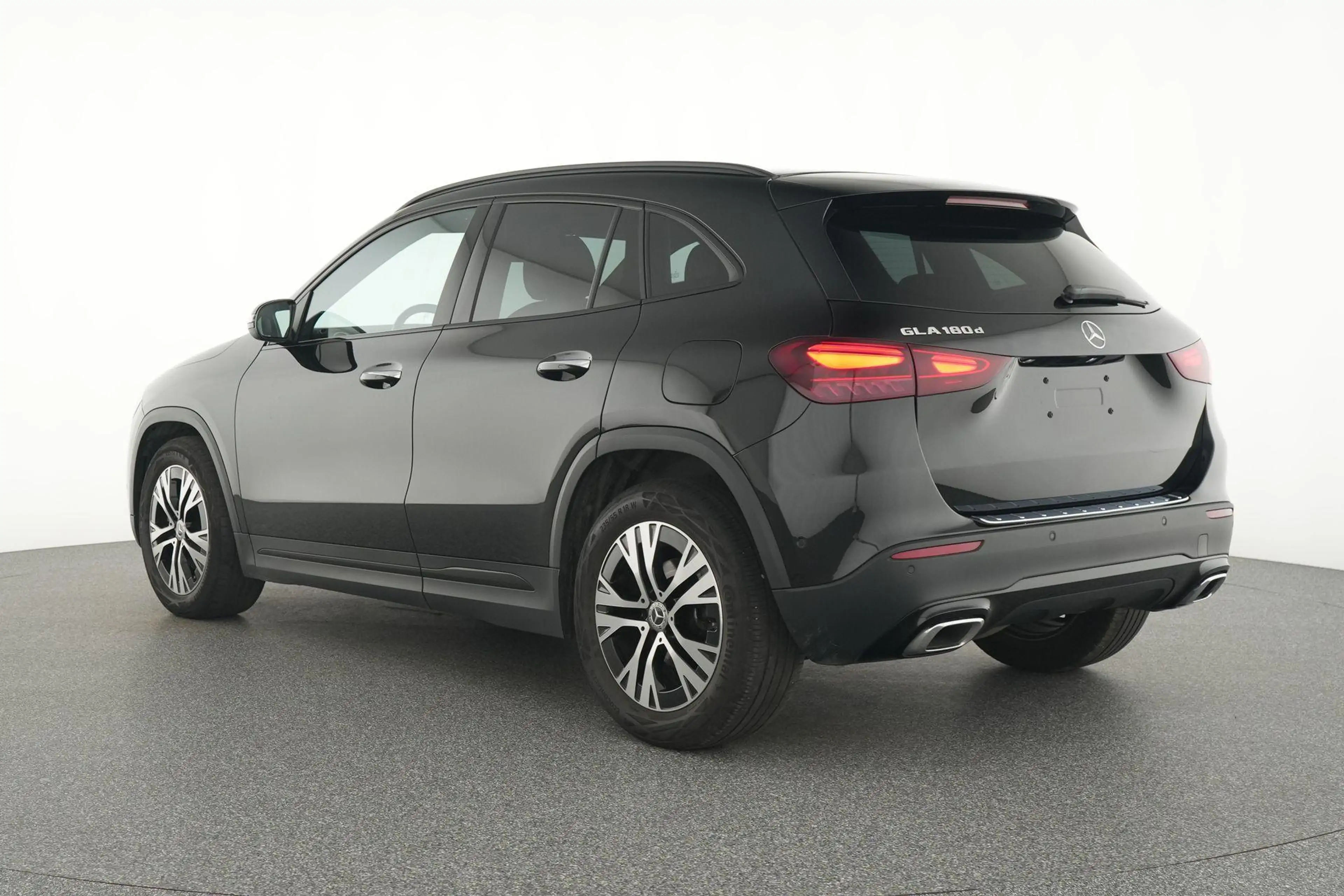 Mercedes-Benz GLA 180 d Luxury Line — photo 3