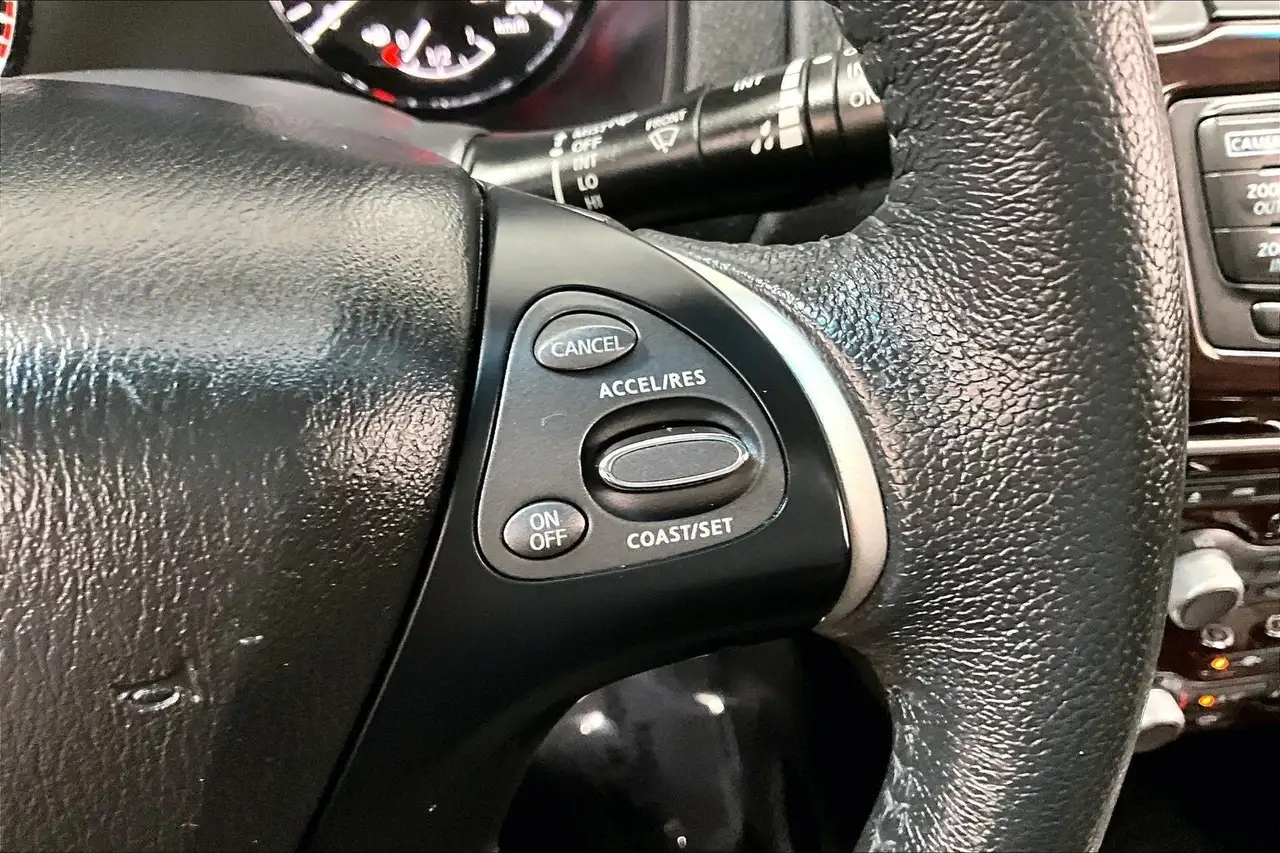 Nissan Pathfinder снимка Nissan Pathfinder