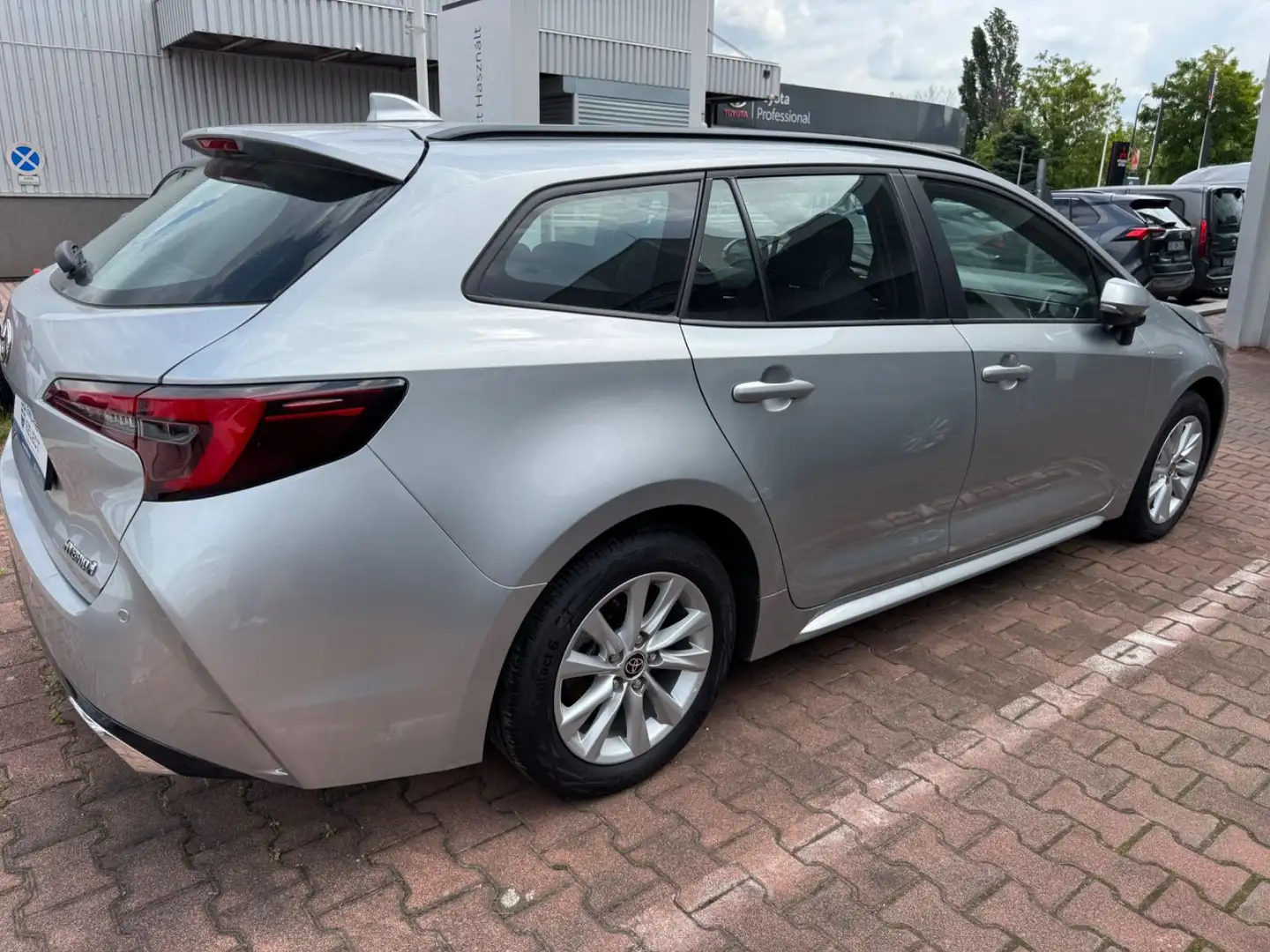 Toyota Corolla 1,8 Hybrid Comfort Touring Sports Grijs - 2