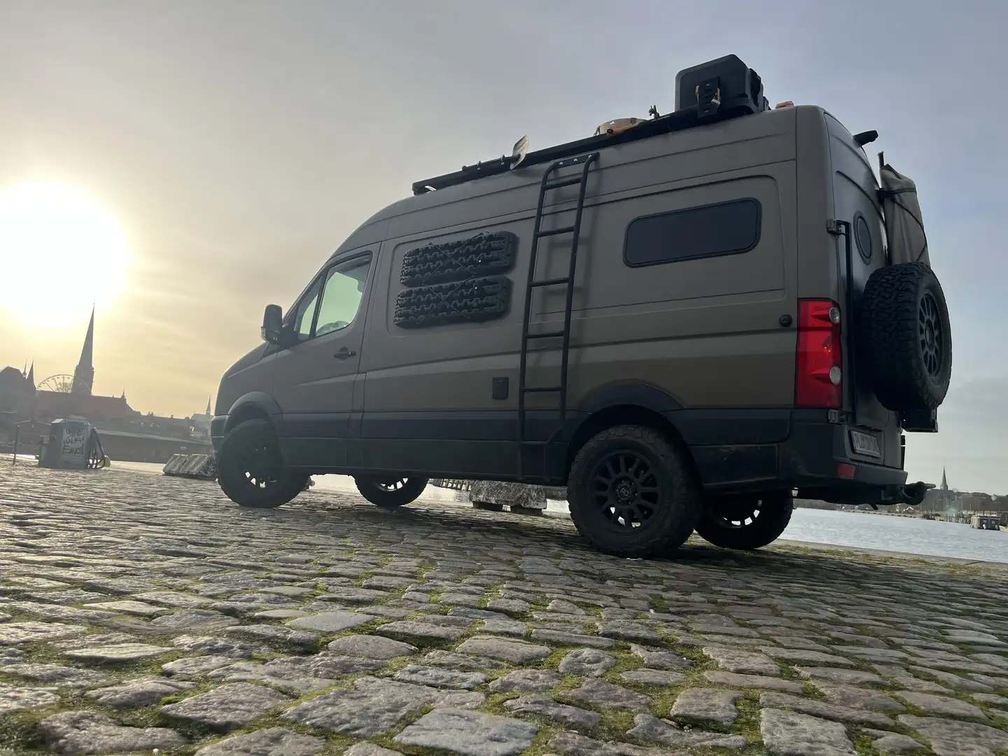 Volkswagen Crafter 35 mittel L2H2 Hochdach Wohnmobil - Motor NEU Beige - 1