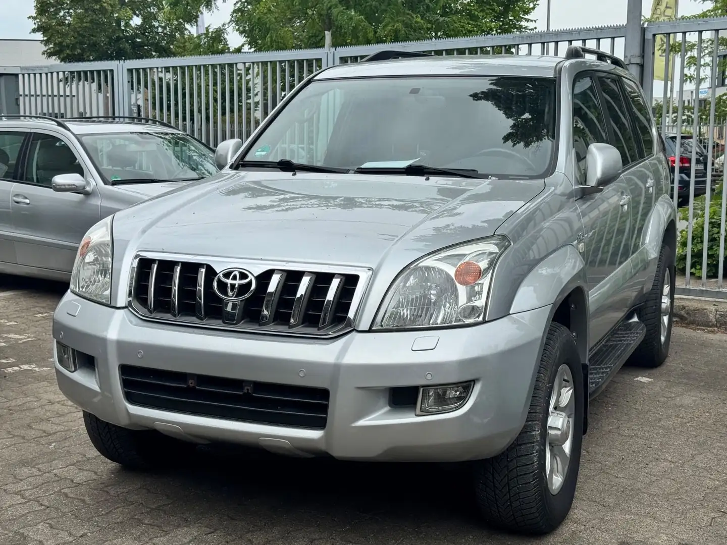 Toyota Land Cruiser 3.0 D-4D Sol Automatik/Navi/Leder Silber - 2