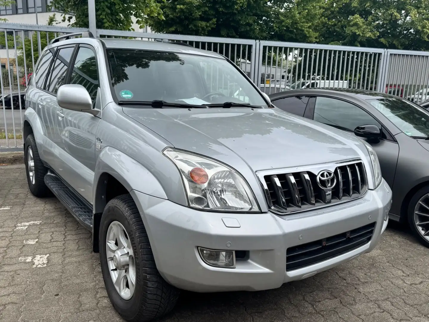Toyota Land Cruiser 3.0 D-4D Sol Automatik/Navi/Leder Silber - 1