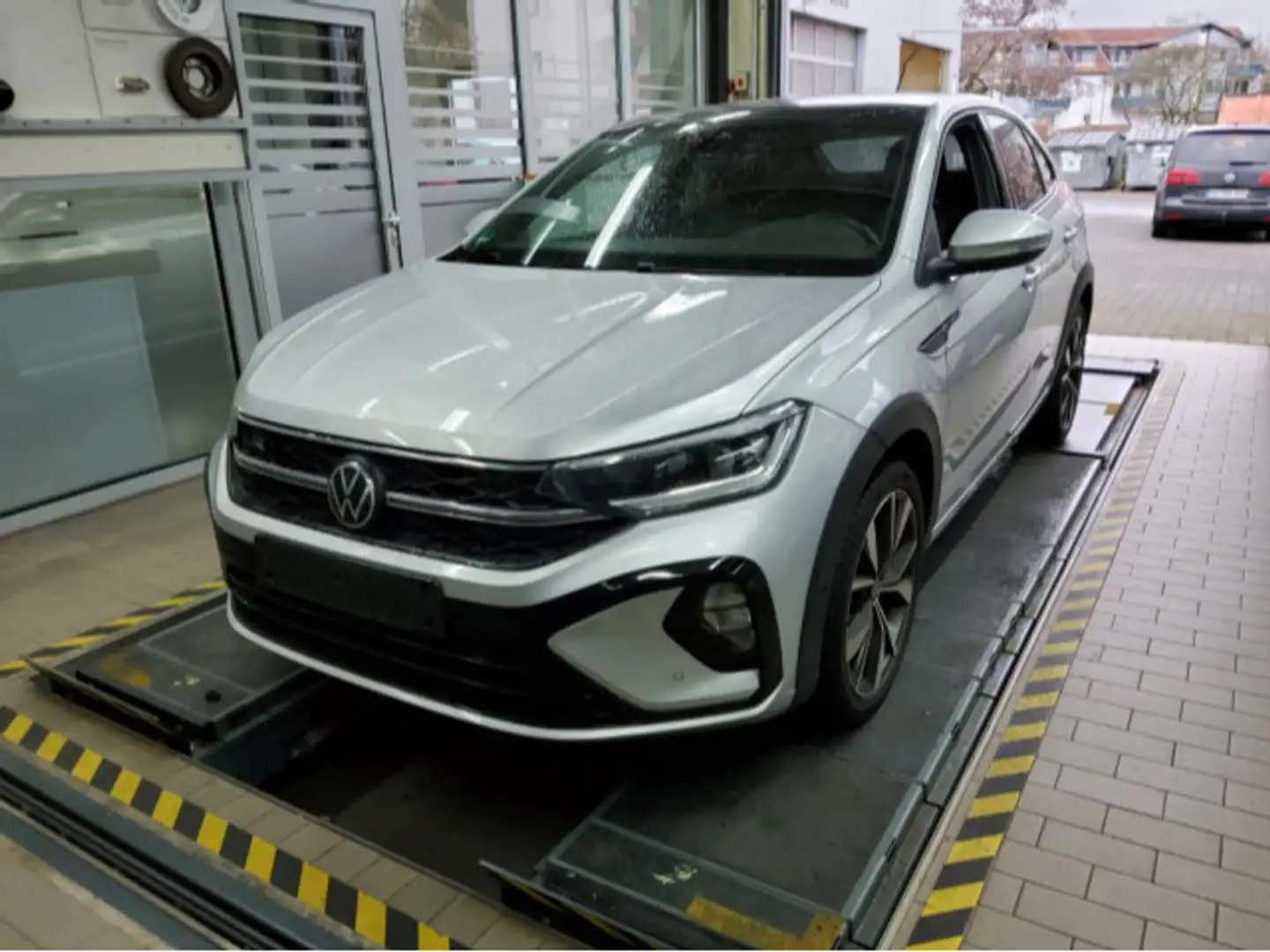 Volkswagen Taigo R-Line 1,0 l TSI DSG Navi IQ.LIGHT - LED-M Silber - 2